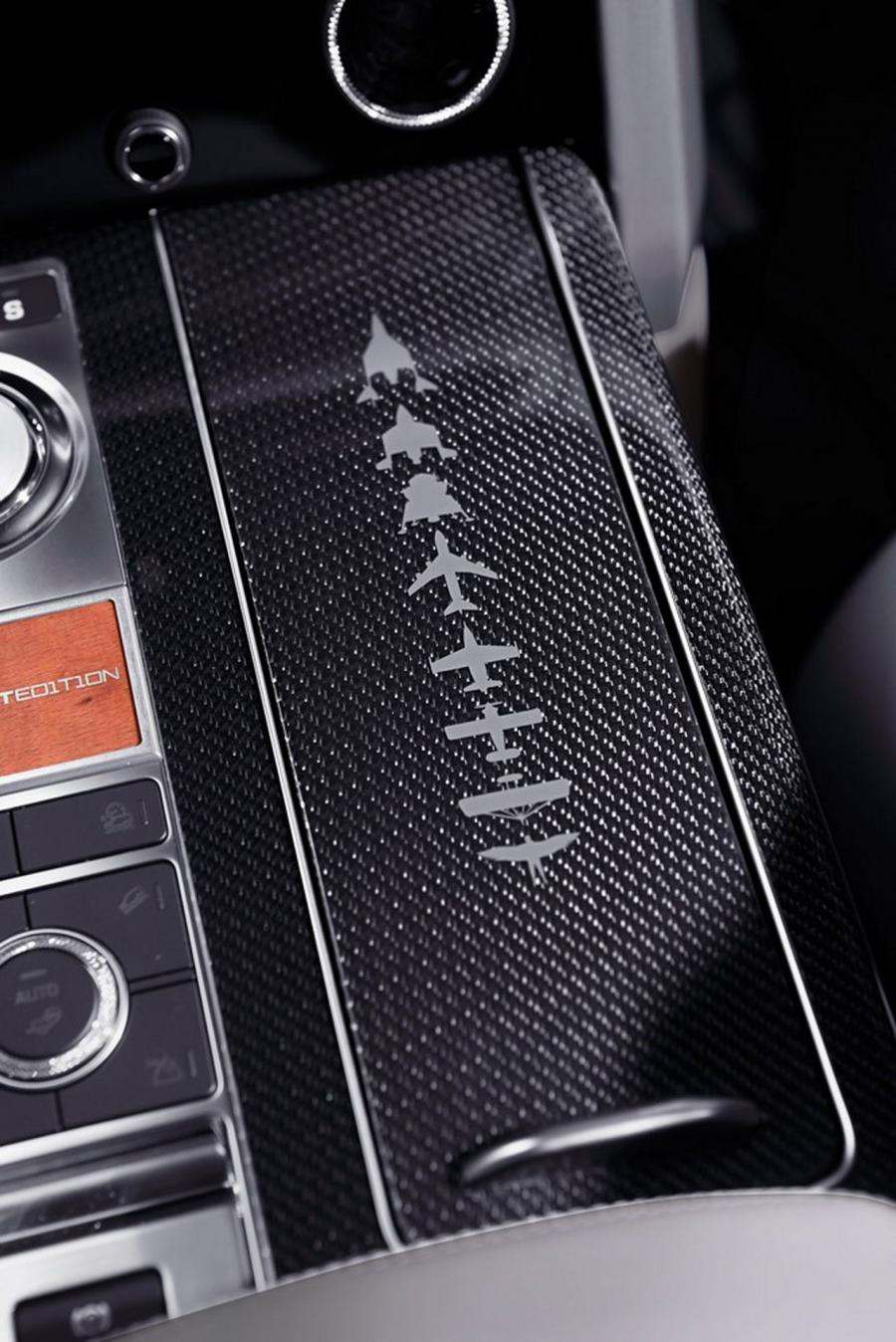 Детали интерьера Land Rover Range Rover SVO Astronaut Edition 2019 года  (фото 8 из 12)